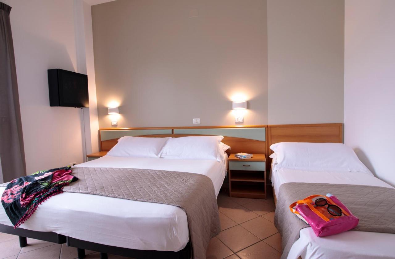 רימיני Hotel Holland מראה חיצוני תמונה