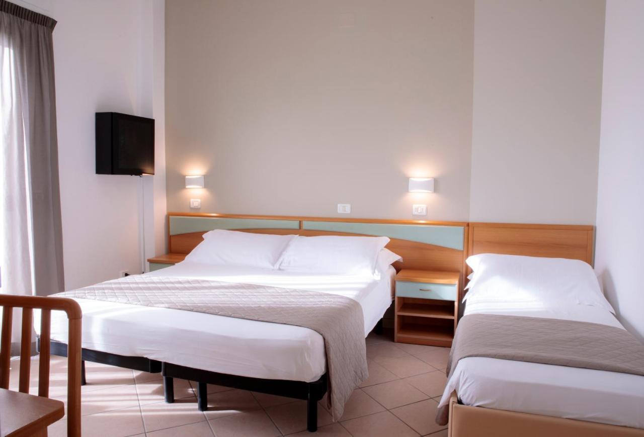רימיני Hotel Holland מראה חיצוני תמונה